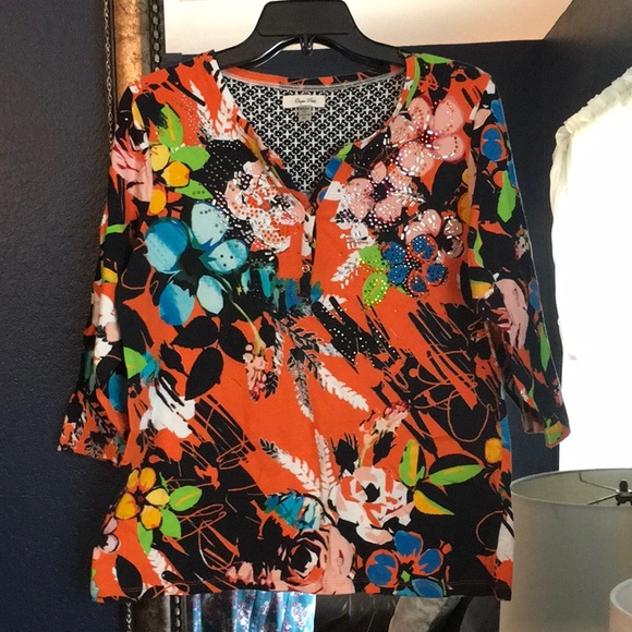 Onque Casuals Tops - Onque Petite PL 3/4 sleeve top with beading and snap closure